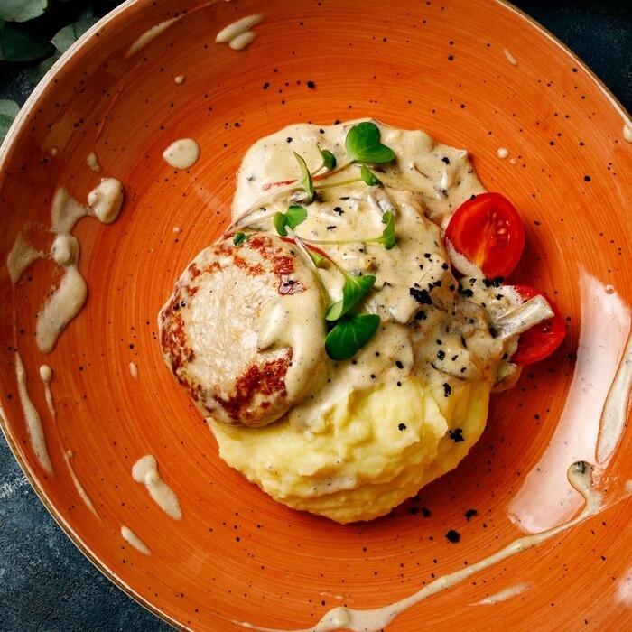 Куриные котлетки с грибным соусом и картофельным пюре