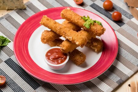 Сырные палочки с соусом сальса