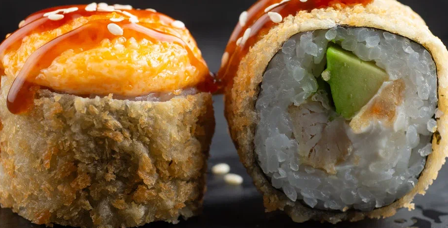 Запеченный темпура ролл с курицей