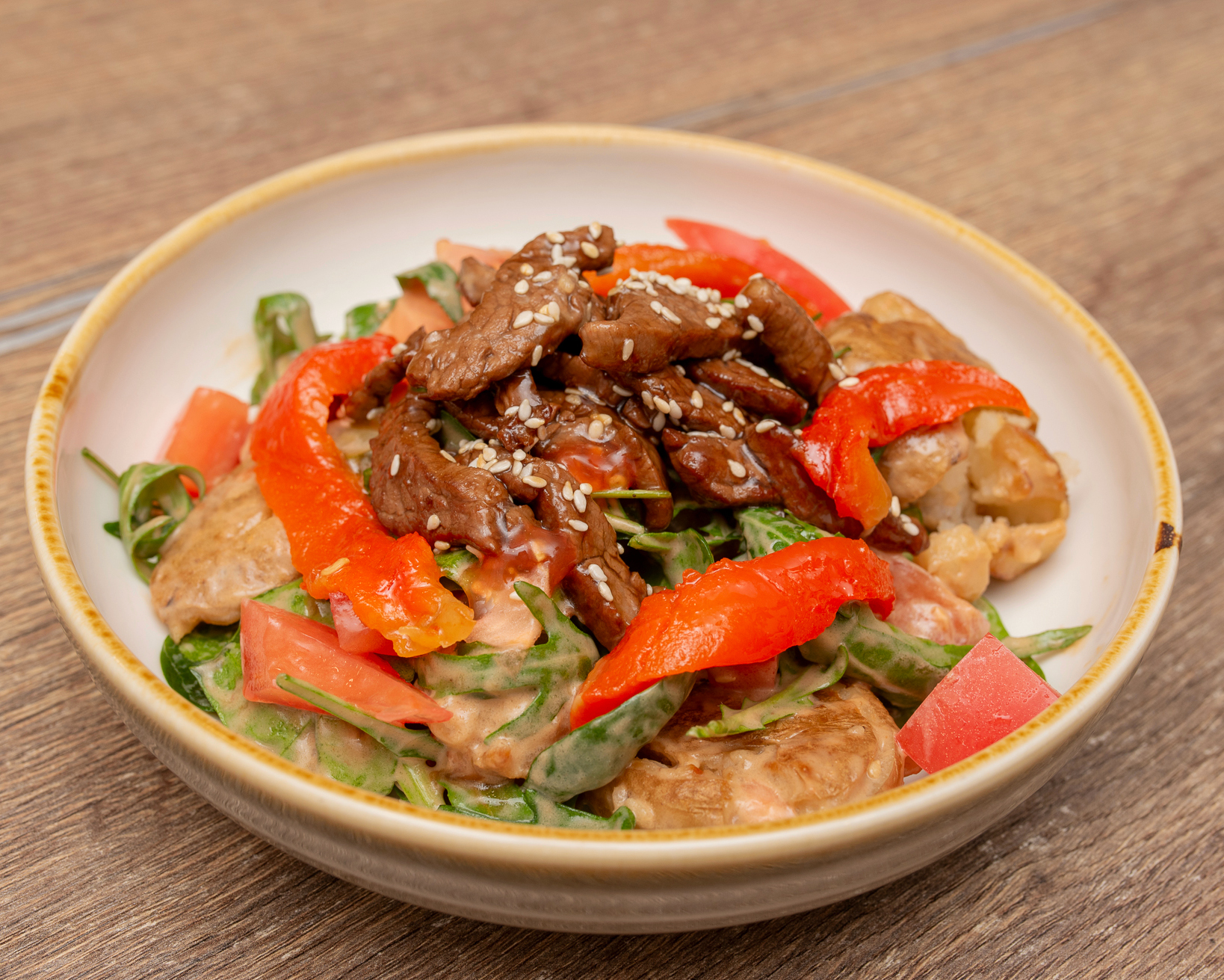 Теплый салат с телятиной и овощами