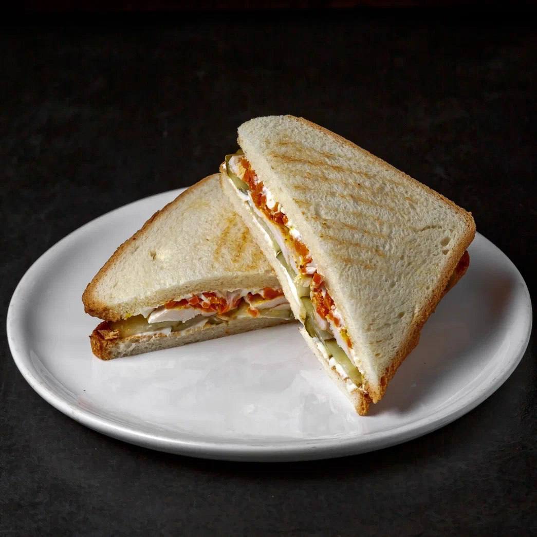 Сэндвич с цыпленком, маринованными огурцами и морковью по-корейски 