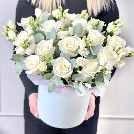 Композиция «Пломбир» из роз и эвкалипта