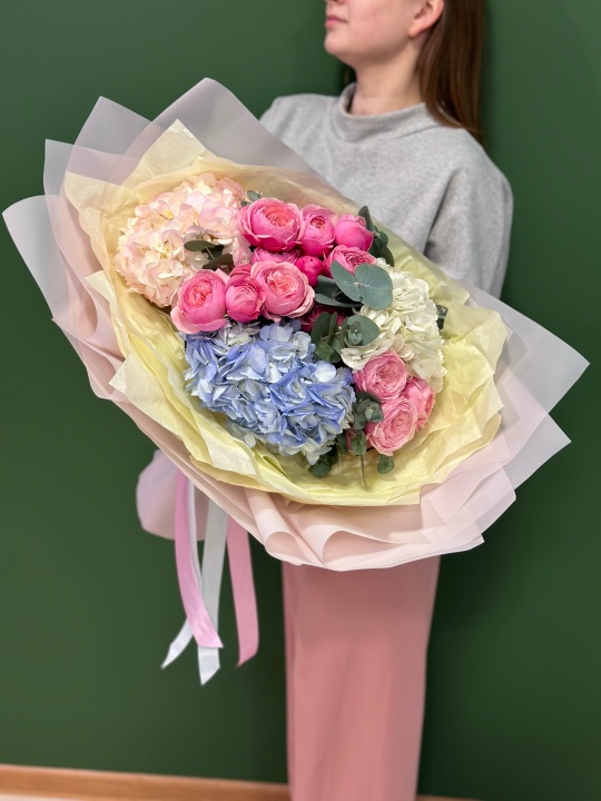 Букет из гортензий с пионовидными розами