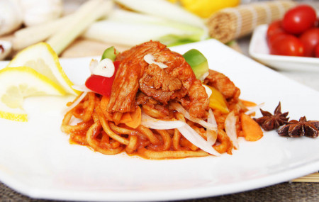 Удон со свининой в кисло-сладком соусе