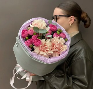 Букет с розовыми вывернутыми розами и кустовой пионовидной розой