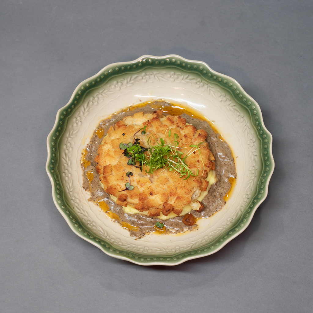 Пожарская котлета с картофельным пюре и сливочно-грибным соусом