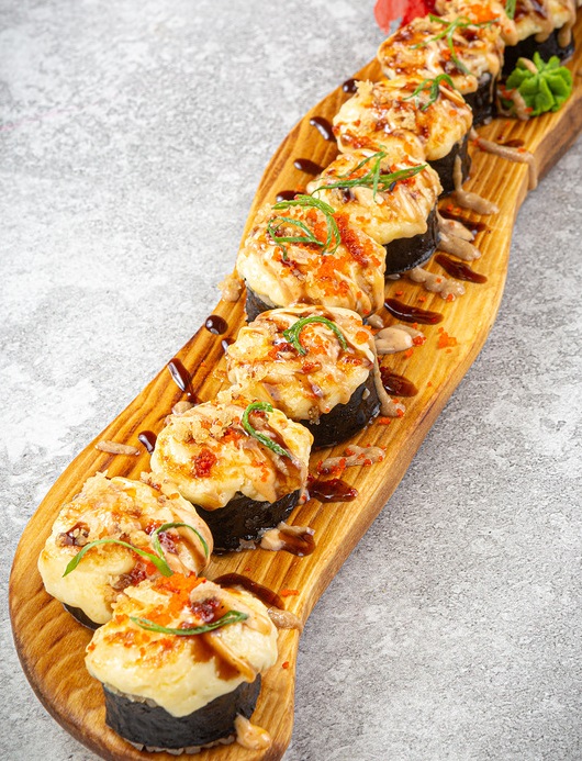 Запечённый с крабом и миксом соусов