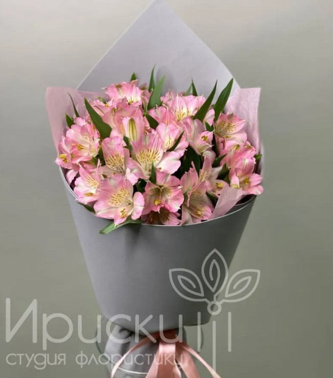 Букет из розовых альстромерий
