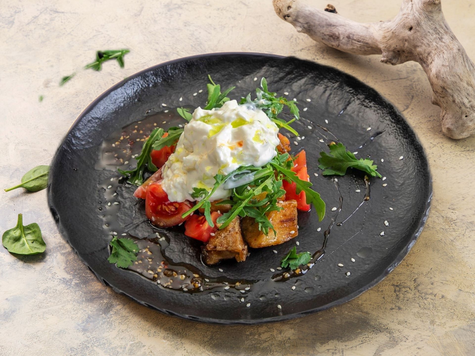 Салат с баклажанами, сладкими томатами и сыром страчателла