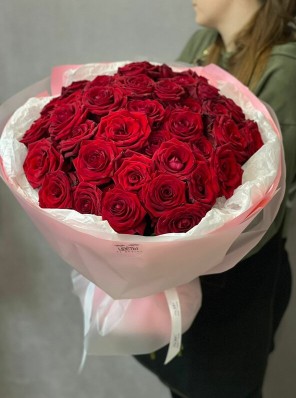 Букет из 35 красных роз в дизайнерской упаковке