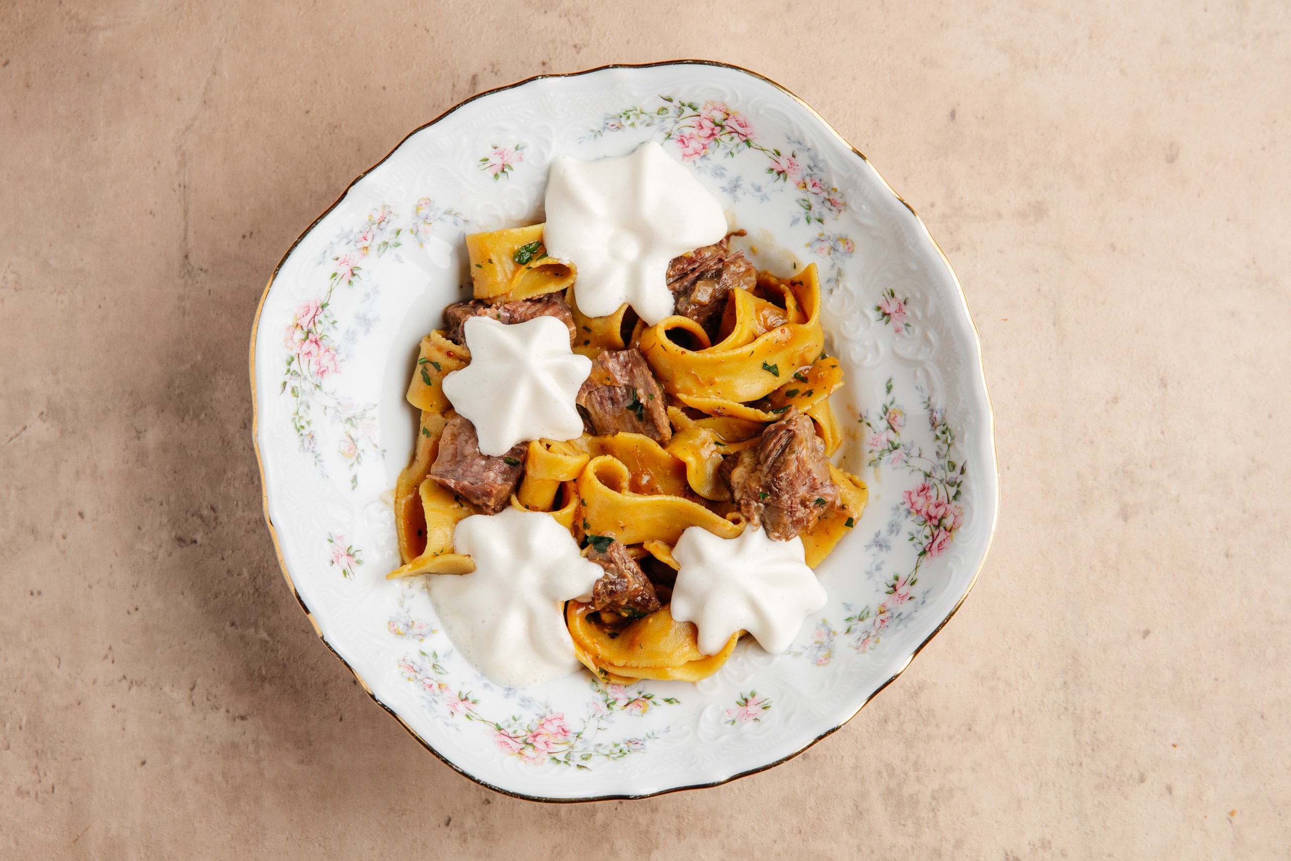 Паста с щечками и муссом из пармезана 