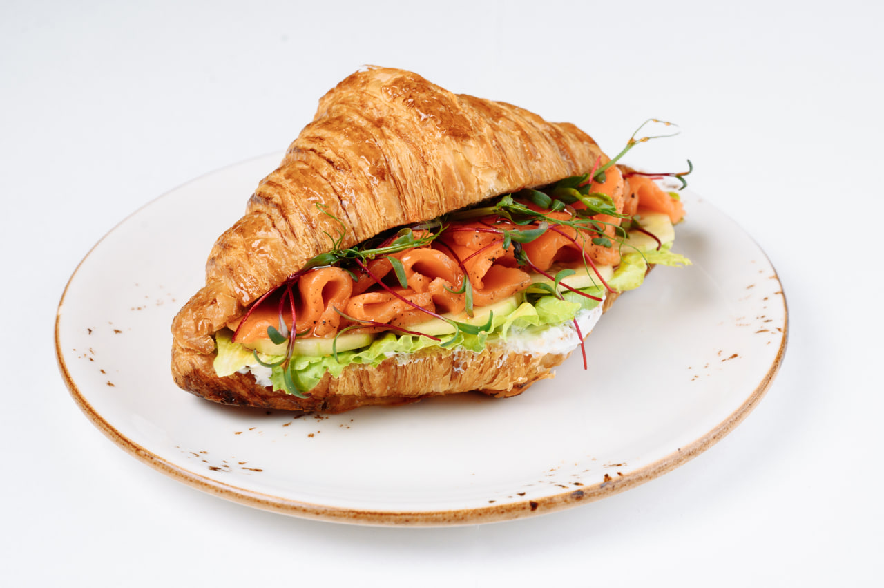 Круассан с красной рыбой