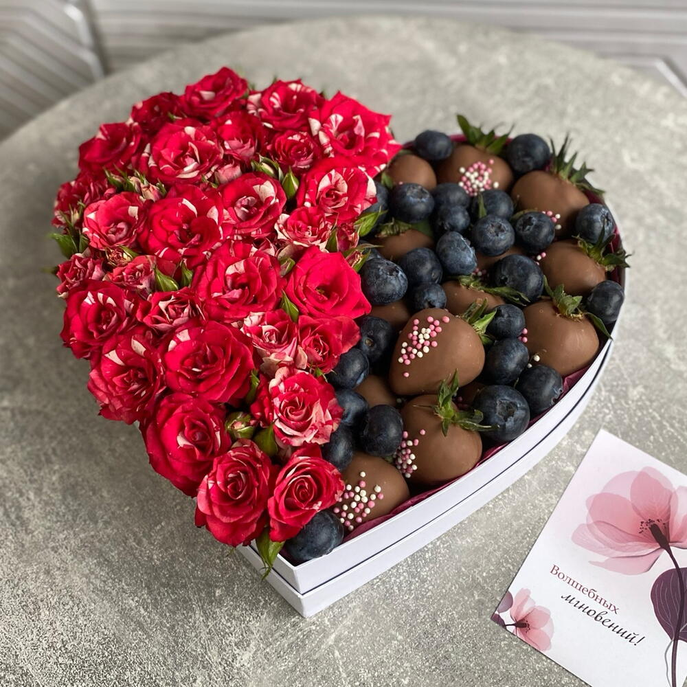 Клубника в шоколаде с голубикой и кустовые розы