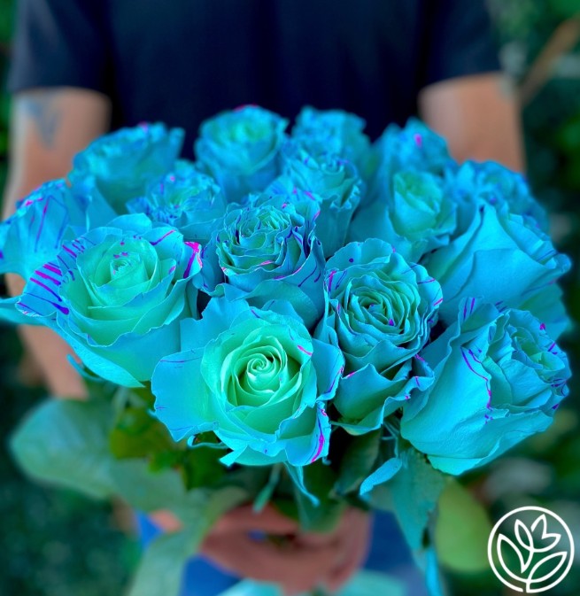 Яркие синие розы с необычным рисунком