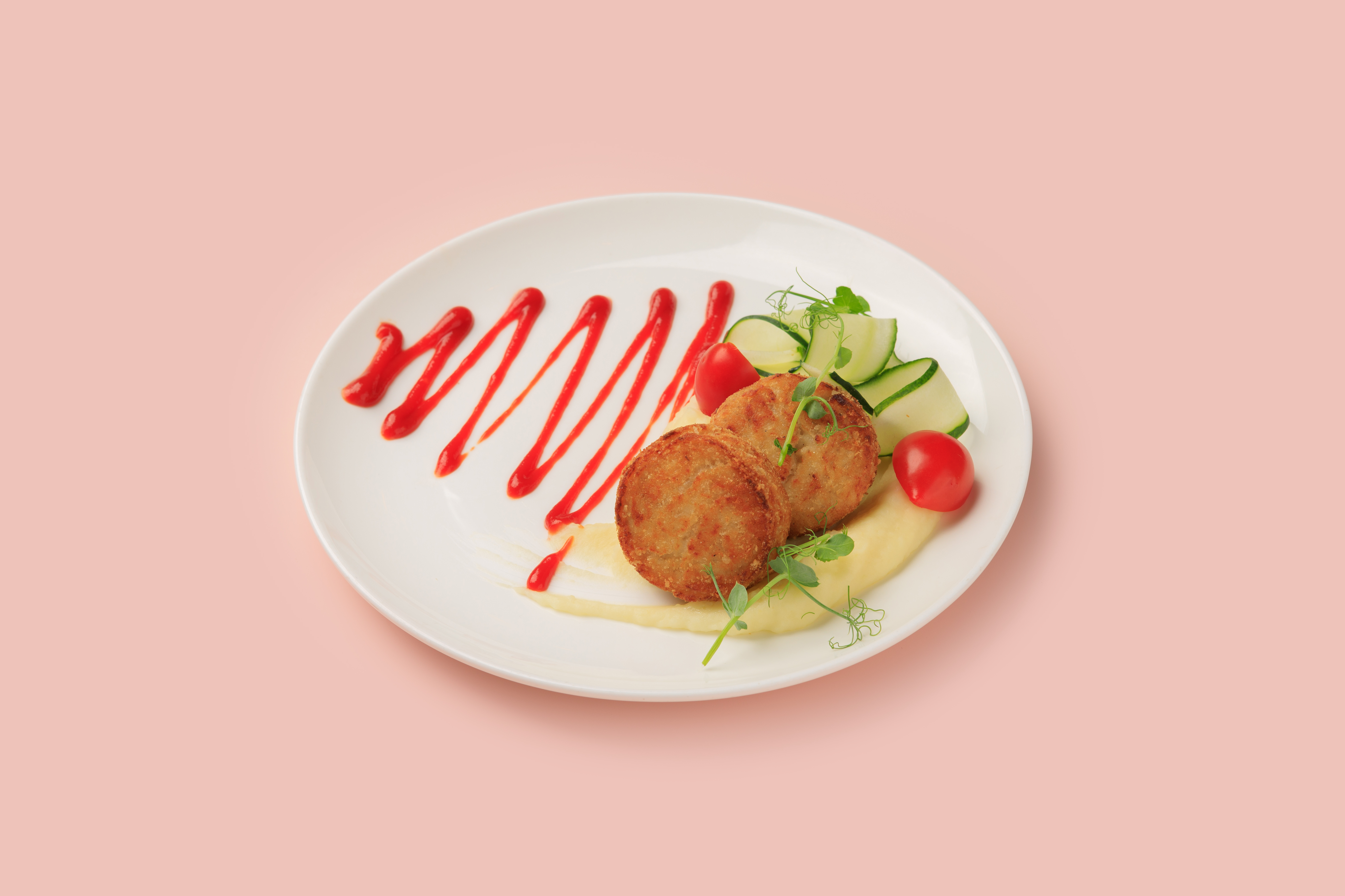 Котлеты куриные с картофельным пюре и кетчупом