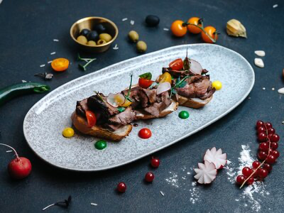 Брускетта с ростбифом