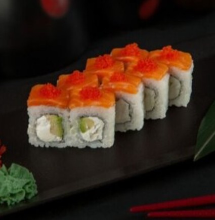 Ролл Филадельфия гурман с ароматным лососем в тобико