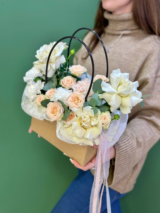 Сумочка с кустовыми и французскими розами