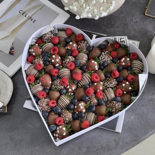 Клубника в шоколаде с малиной умммм 