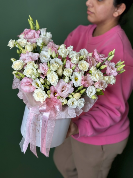 Нежная коробка с белой и розовой эустомой в сочетании с кустовыми белыми розами