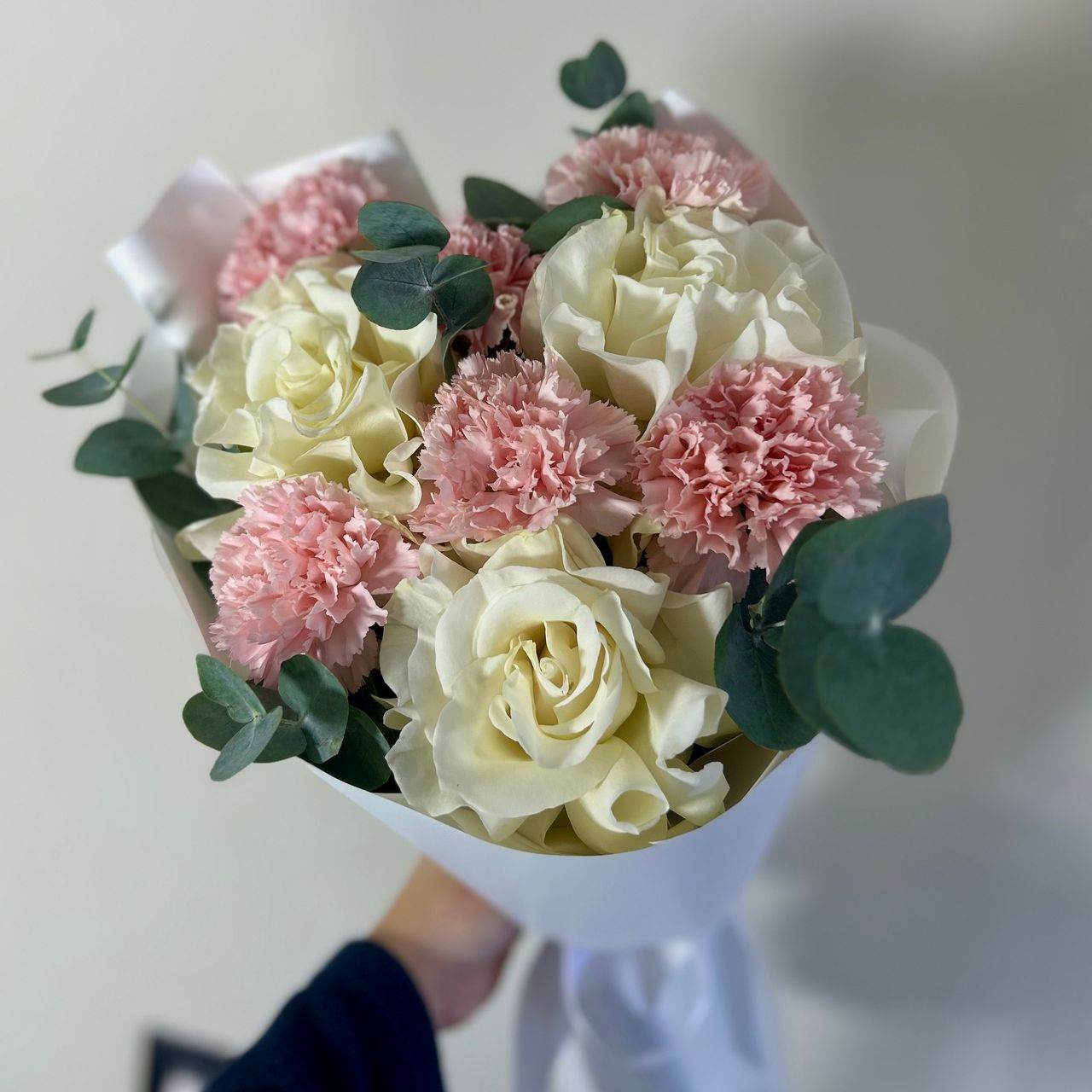 Нежные, французские розы и диантусы