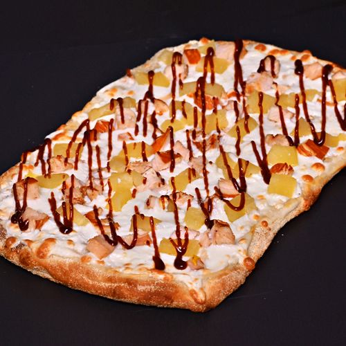 Пицца с курицей и ананасом