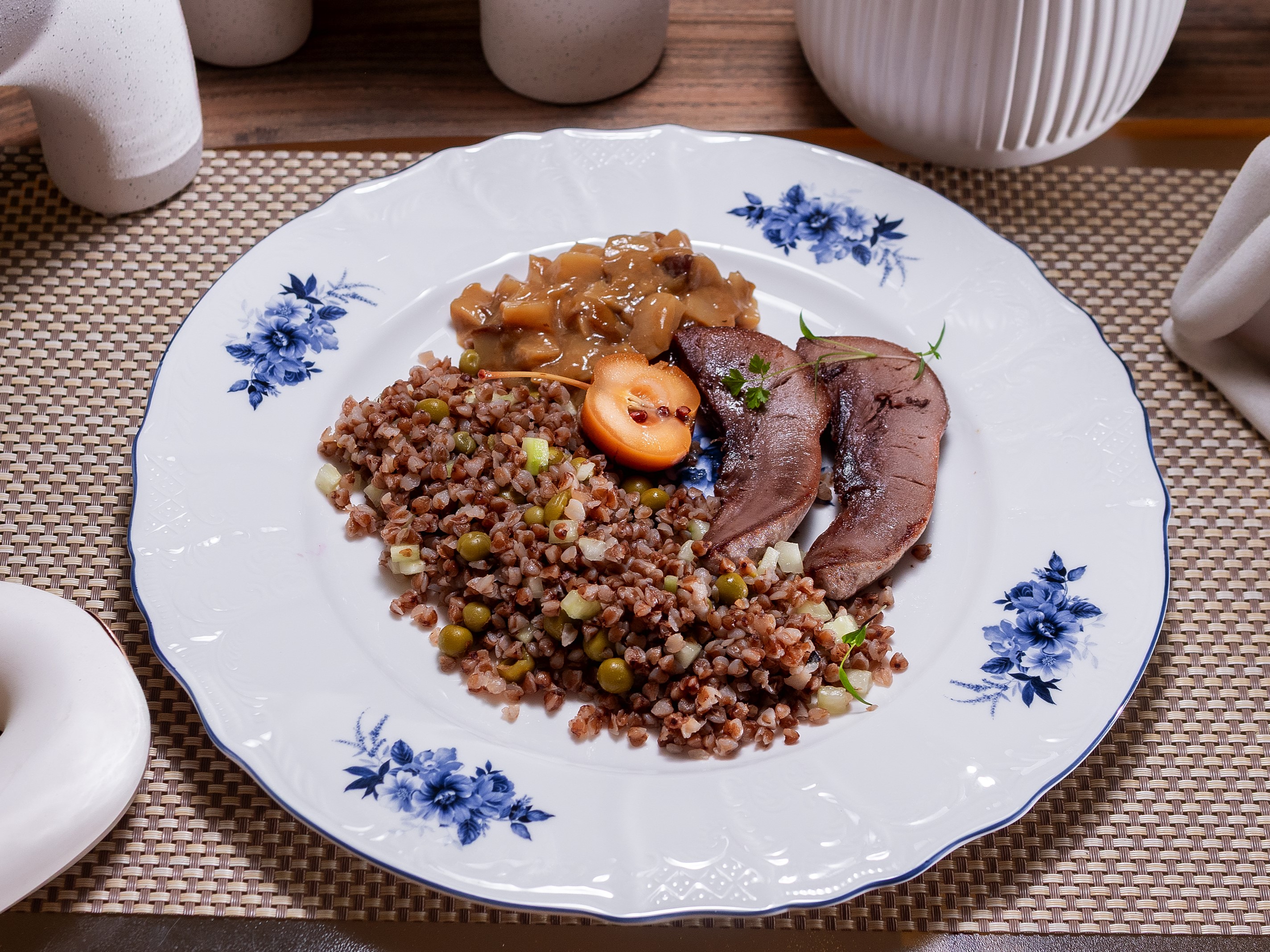 Жареный бараний язык с томленой гречкой, овощами и грибным взваром