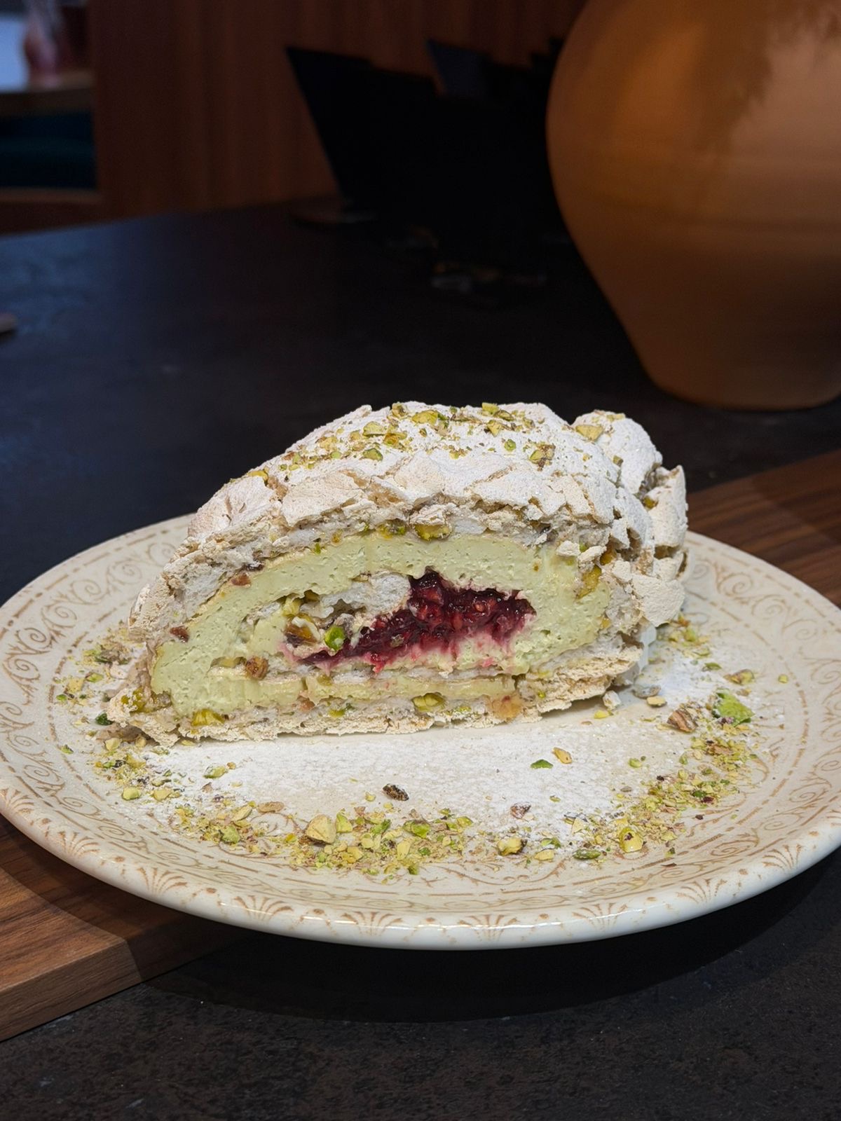 Фисташковый меренговый рулет