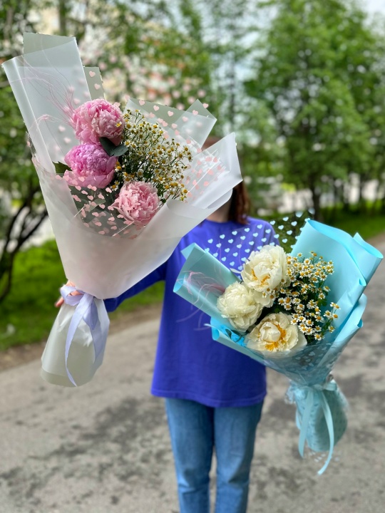Букет пионов и ромашек