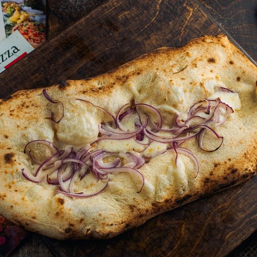 Фокаччо с красным луком и сыром