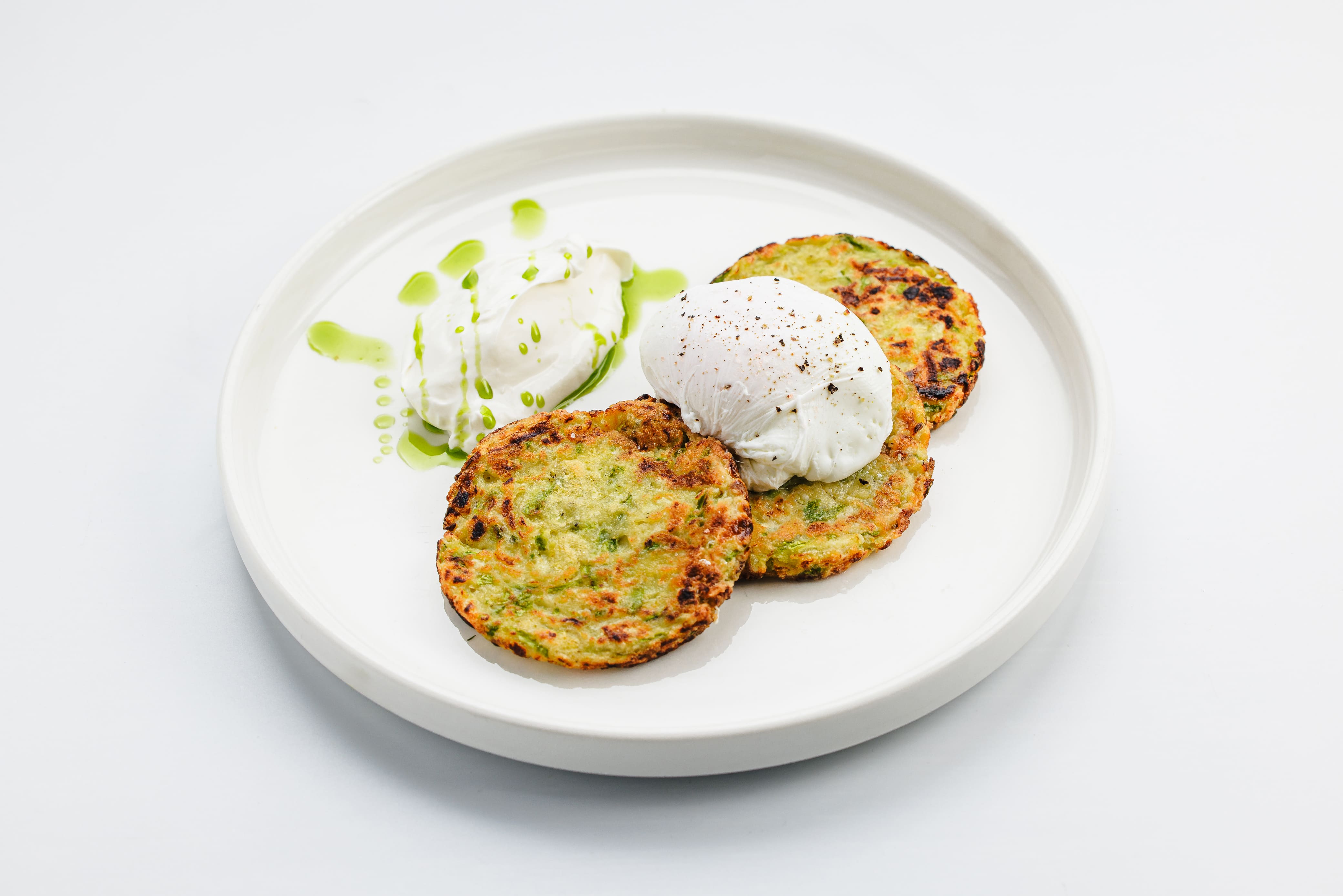 Оладьи из цукини с яйцом Пашот