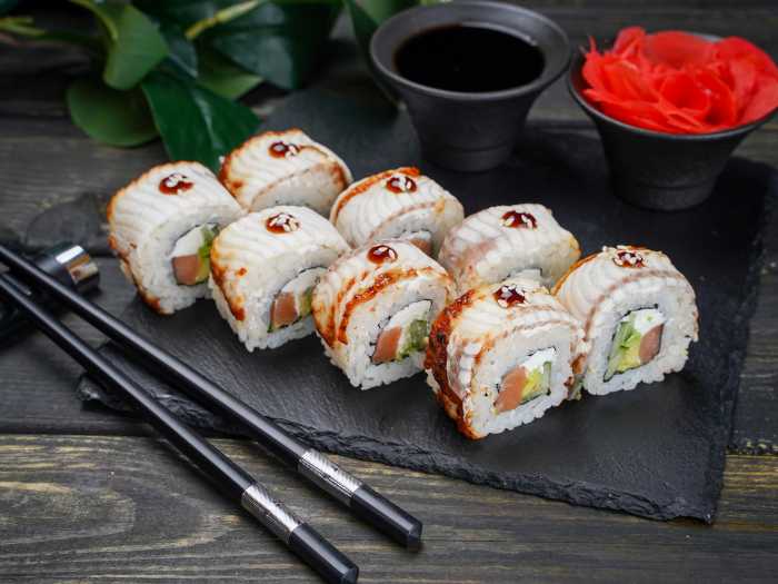 Ролл Унаги Урамаки