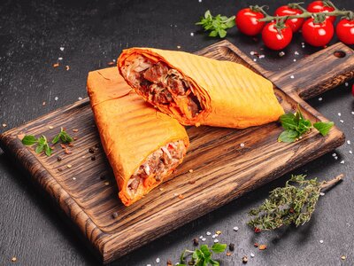 Шаурма с курицей и сыром в сырном лаваше