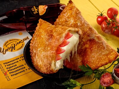 Чебурек с сыром моцарелла, томатом и зеленью