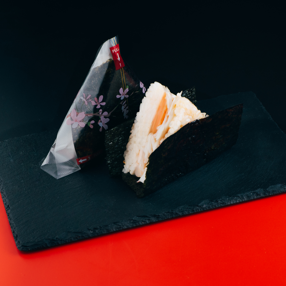 Онигири с лососем