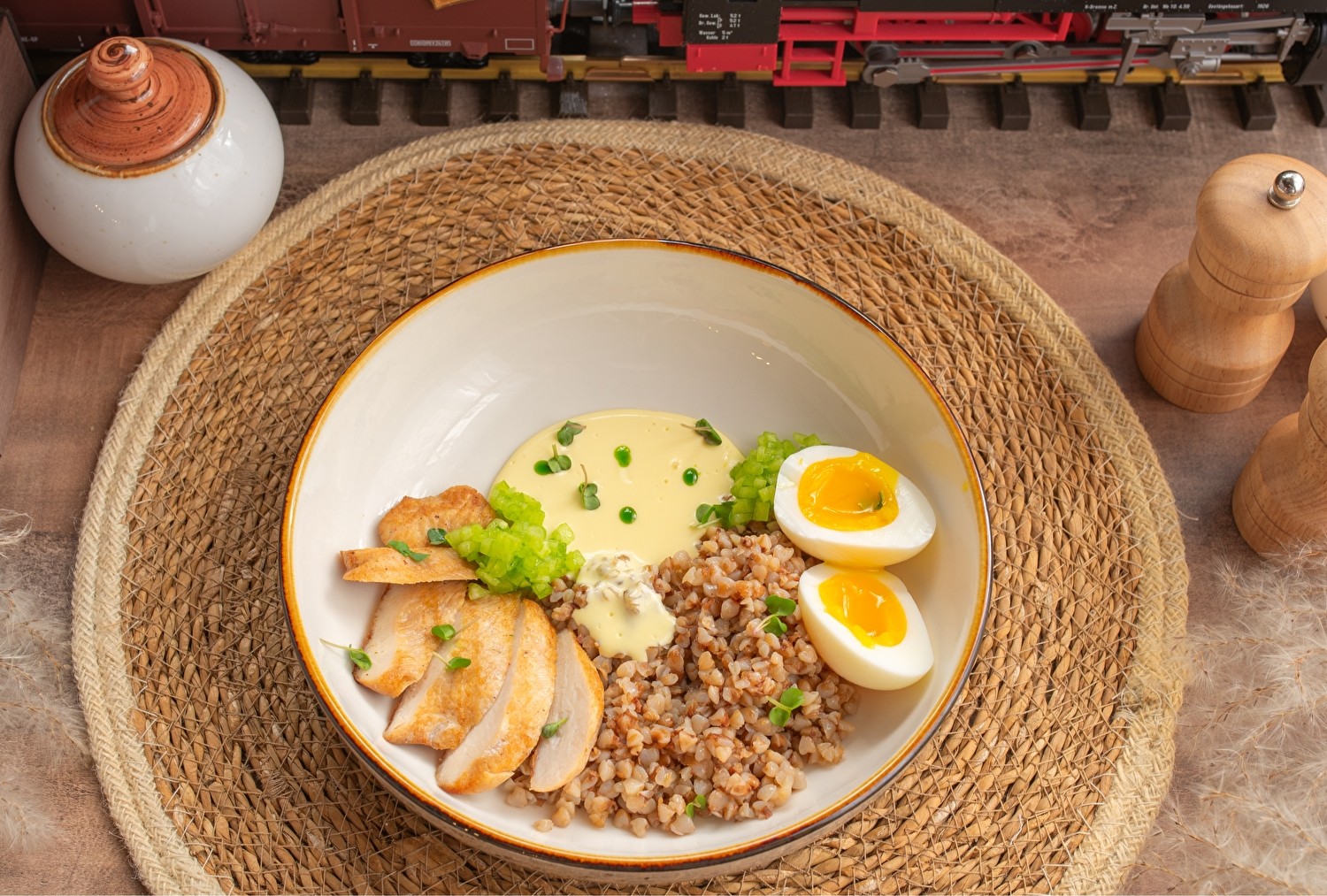 Греча с яйцом пашот, курицей и огурцами конкассе