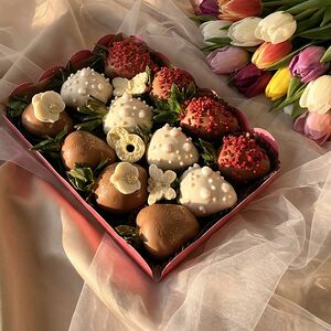 Клубника в шоколаде, коробочка "Классика" на 12 ягод