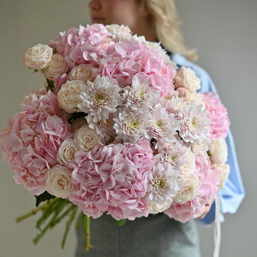 Сборный букет с гортензией и розами 