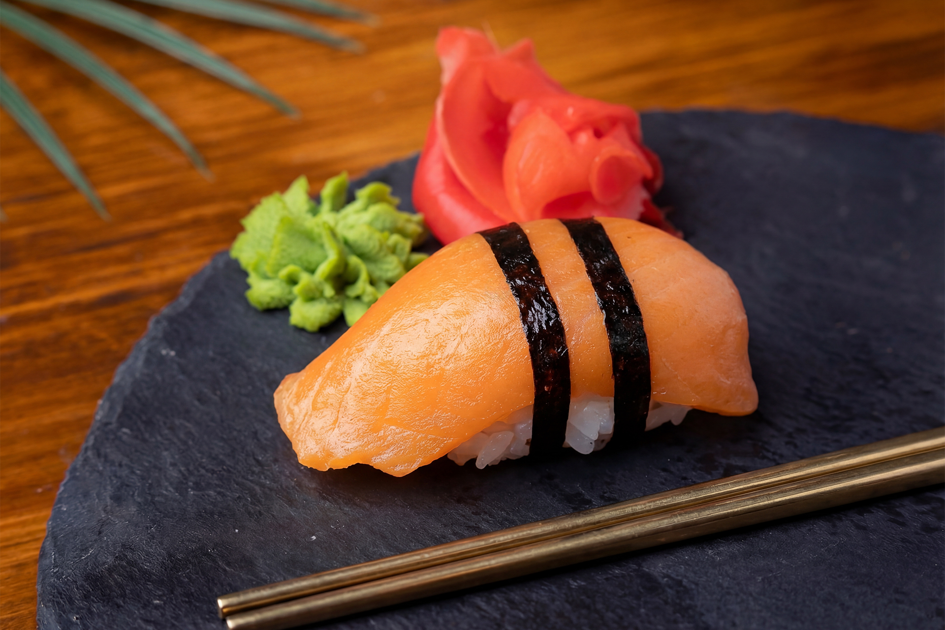 Суши с лососем