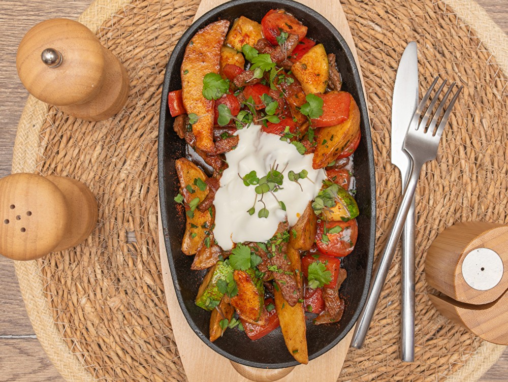 Жаркое в сковородке с телячьей вырезкой и овощами