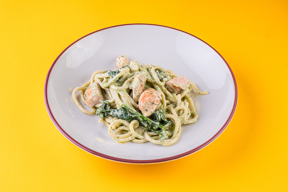 Спагетти с форелью и шпинатом