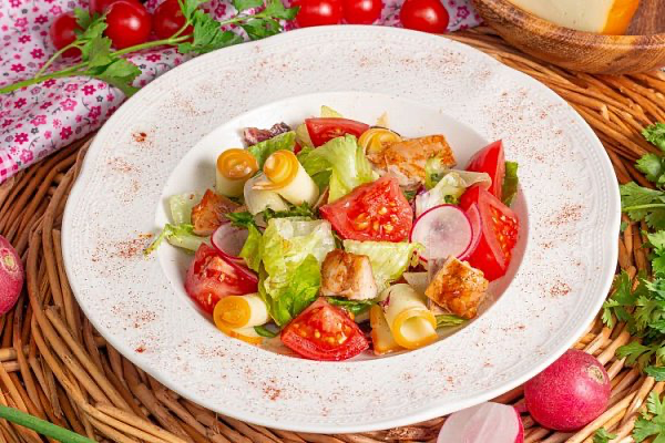 Салат с цыпленком и копченым Сулугуни