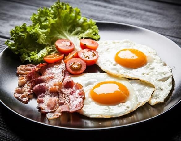 Глазунья с беконом и томатами