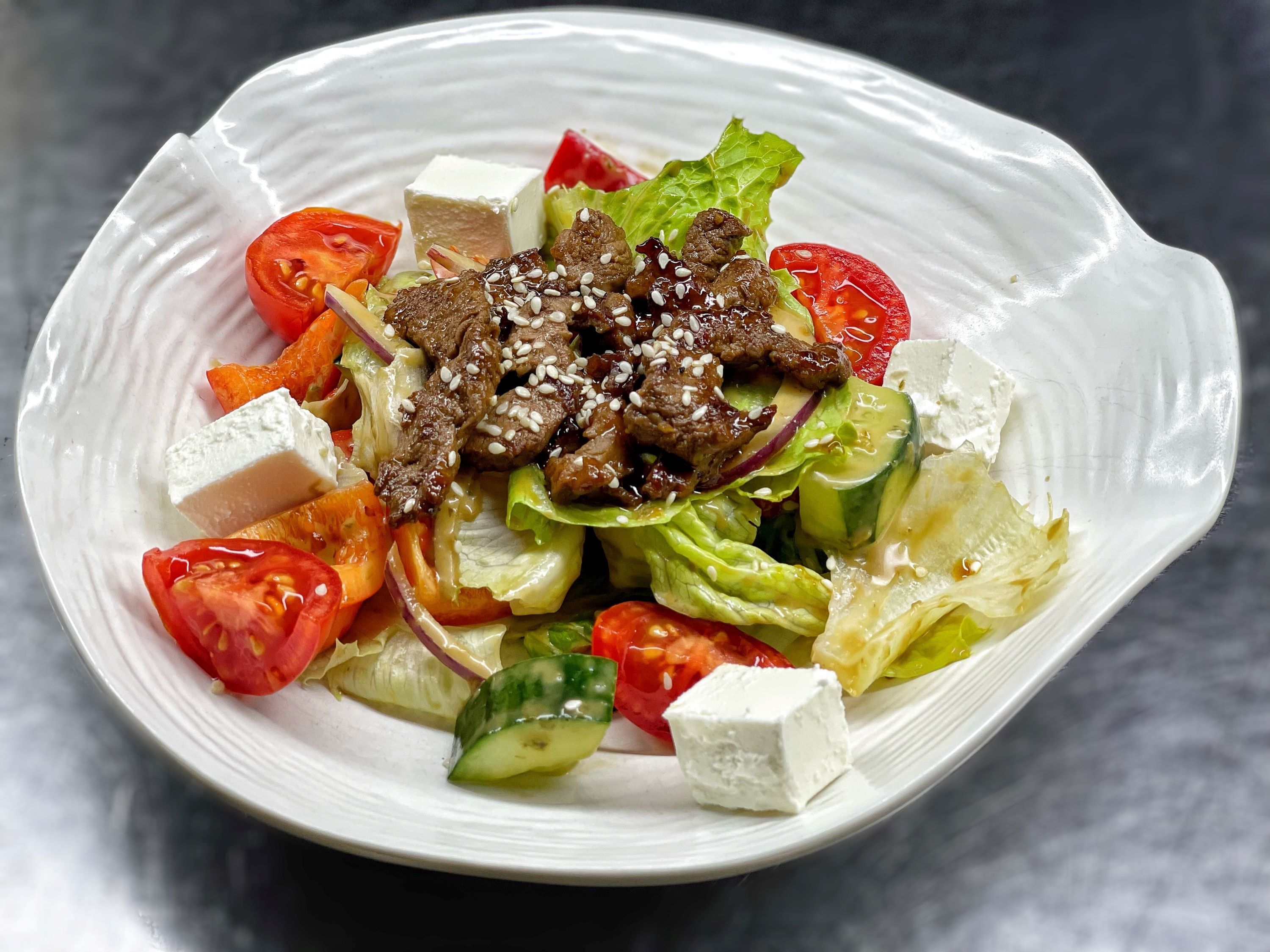 Салат с говядиной, свежими овощами и сыр