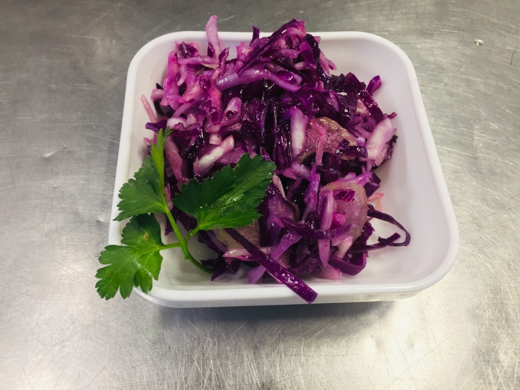 Салат из краснокочанной капусты с сельде