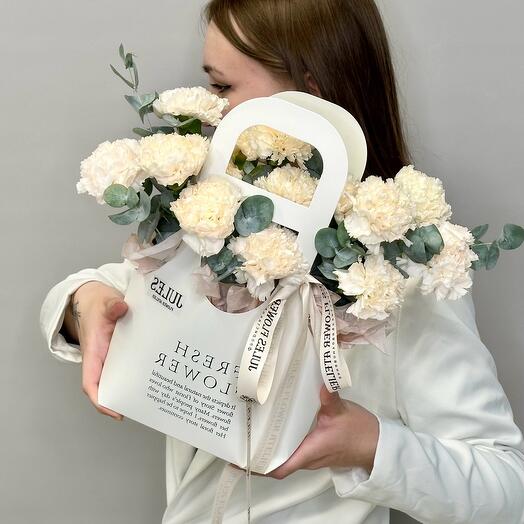 «легкость мысли» композиция из кремовых диантусов с эвкалиптом