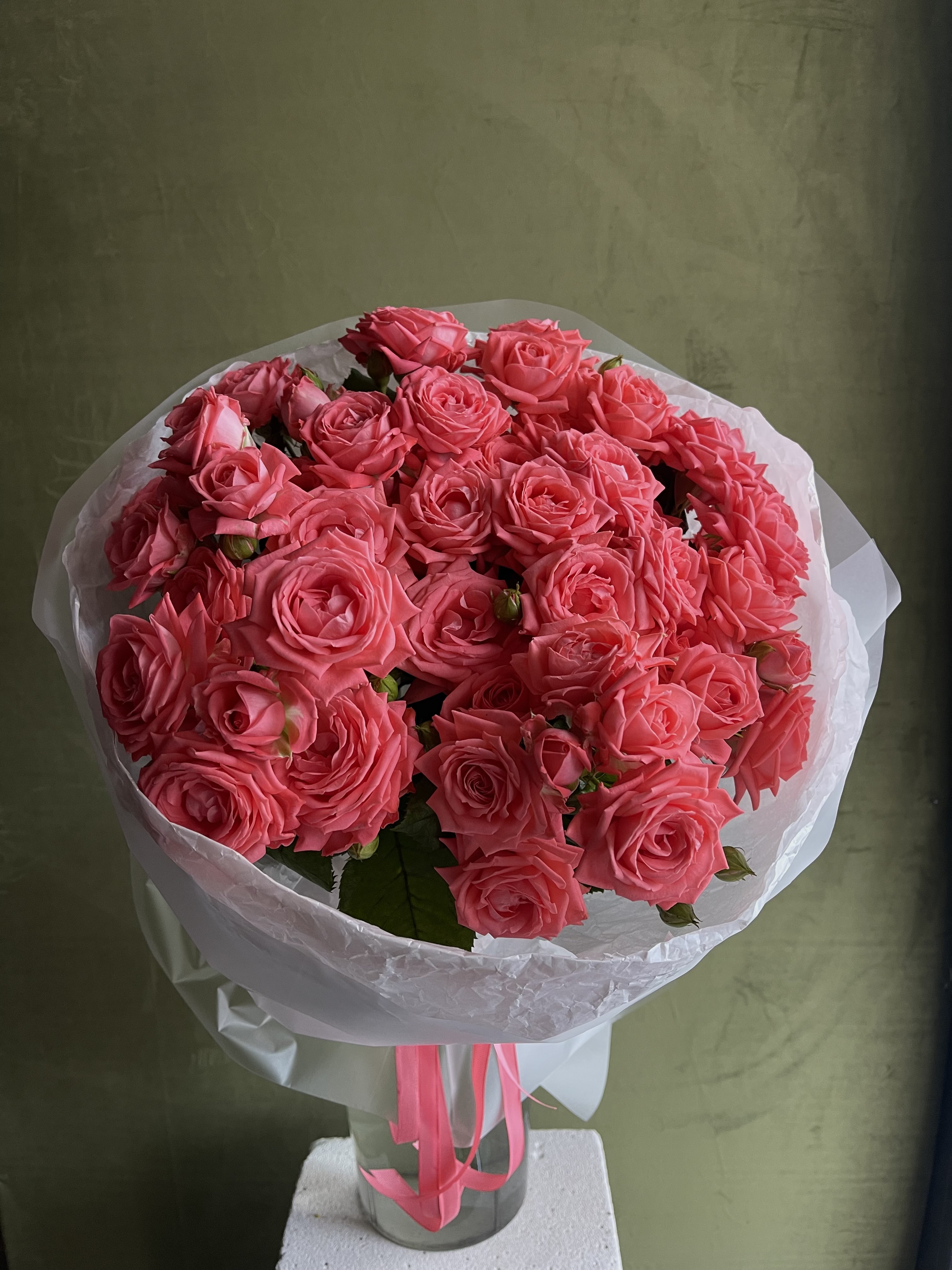 Моно-букет с красными кустовыми розами