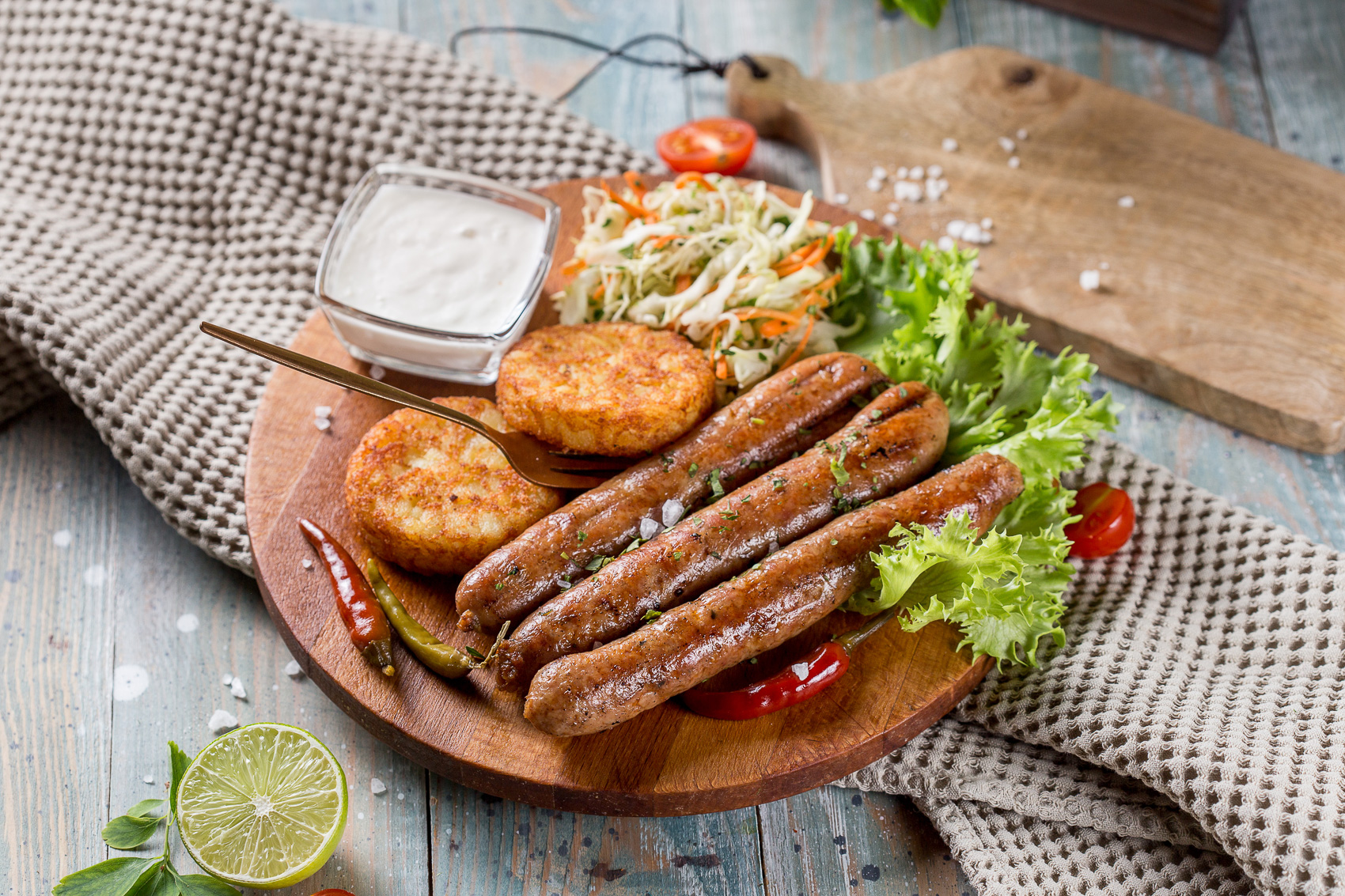 Венские колбаски с гарниром и соусом