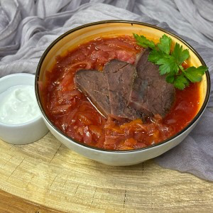 Борщ с говядиной и сметаной