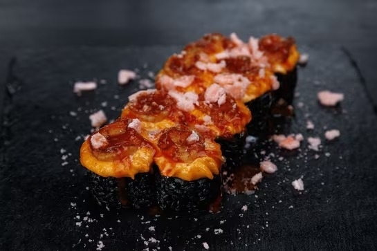 Запечённый ролл с чипсами и креветкой
